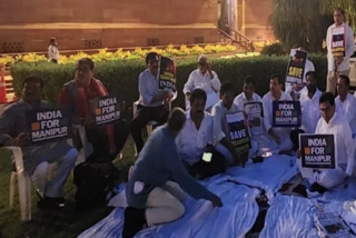 منی پور تشدد پر پارلیمنٹ کے باہر اپوزیشن ارکان کا رات بھر احتجاج