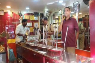 Robbery in Jewellery and Textiles in Balaramapuram  Balaramapuram  Robbery  ബാലരാമപുരത്ത് ജ്വല്ലറികള്‍ അടക്കം 5 കടകളില്‍ മോഷണം  കടകളില്‍ മോഷണം  ആഭരണങ്ങള്‍  ബാലരാമപുരത്ത് അഞ്ച് കടകള്‍ കുത്തിതുറന്ന് മോഷണം  കടകള്‍ കുത്തിതുറന്ന് മോഷണം