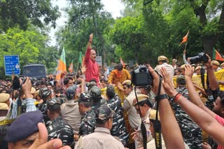 दिल्ली सरकार के खिलाफ BJP का विशाल प्रदर्शन
