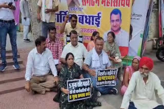 Alwar Congress  councillors protest at PCC, demands to meet Dotasra