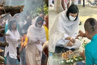 अंति संस्कार से पहले अपने दिवंगत पिता के शव यात्रा में शामिल होकर पुष्पम प्रिया ने का अंतिम संस्कार किया. अमूमन हिन्दू धर्म में इस कार्य के लिए बेटे को उपयुक्त बताया गया है. पुष्पम ने पुरानी समाजिक मान्यताओं को तोड़कर अपने पिता का अंतिम संस्कार किया. इस दौरान उनके सगे संबंधी भी शव यात्रा में शामिल हुए थे.