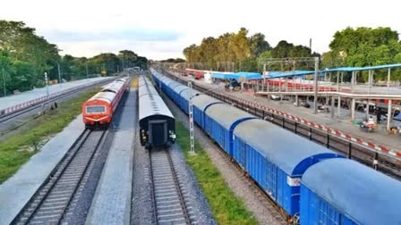 Balasore  train accident  train accident averted  timely intervention of loco pilot  loco pilot  bihar  train signal problem  സിഗ്നല്‍ തെറ്റി  തീവണ്ടി  ലോക്കോപൈലറ്റ്  ഒഴിവായത് വന്‍ ദുരന്തം  2 ജീവനക്കാര്‍ക്ക് സസ്പെന്‍ഷന്‍  മുസാഫര്‍പൂര്‍  സിഗ്നല്‍  ബാലസോര്‍  സിഗ്നലിങ് സർക്യൂട്ട്  ലോക്കോ പൈലറ്റിന്‍റെ ജാഗ്രത