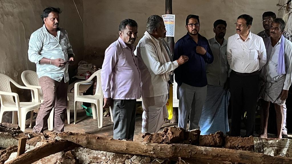 ಅವಘಡ ಸಂಭವಿಸಿದ ಮನೆಗೆ ಆಗಮಿಸಿದ ಡಿಸಿ ಶಿವಾನಂದ ಕಾಪಶಿ