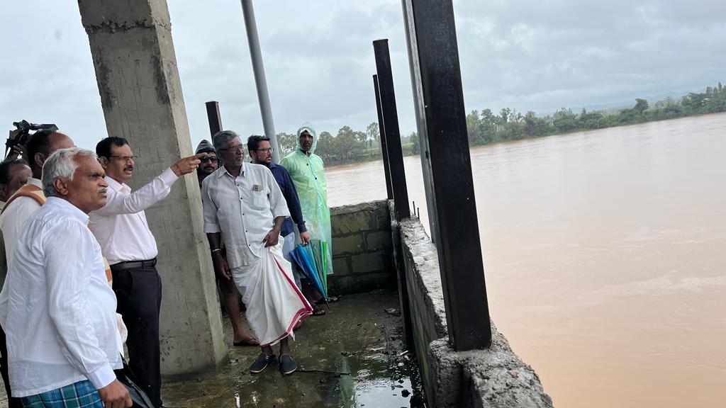 ದಾವಣಗೆರೆ ಜಿಲ್ಲೆಯ ಉಕ್ಕಡಗಾತ್ರಿ ಗ್ರಾಮಕ್ಕೆ ಭೇಟಿ ನೀಡಿದ  ಜಿಲ್ಲಾಧಿಕಾರಿ ಶಿವಾನಂದ ಕಾಪಶಿ