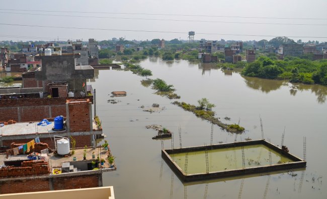 यूपी के कई बड़े शहरों पर मंडरा रहा भयंकर बाढ़ का खतरा.