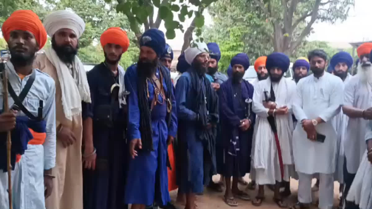 Nihang and Valmik leaders reached the police station when the police did not take action in the dispute over the transfer of money.