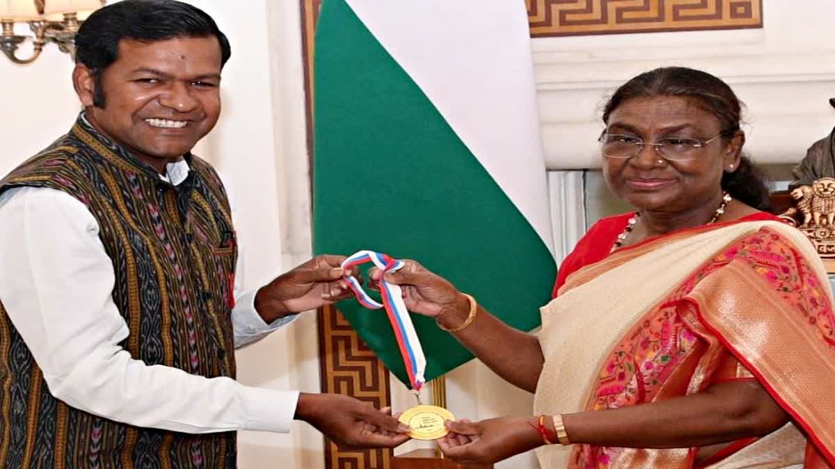 Sand artist Sudarshan Patnaik met President Murmu