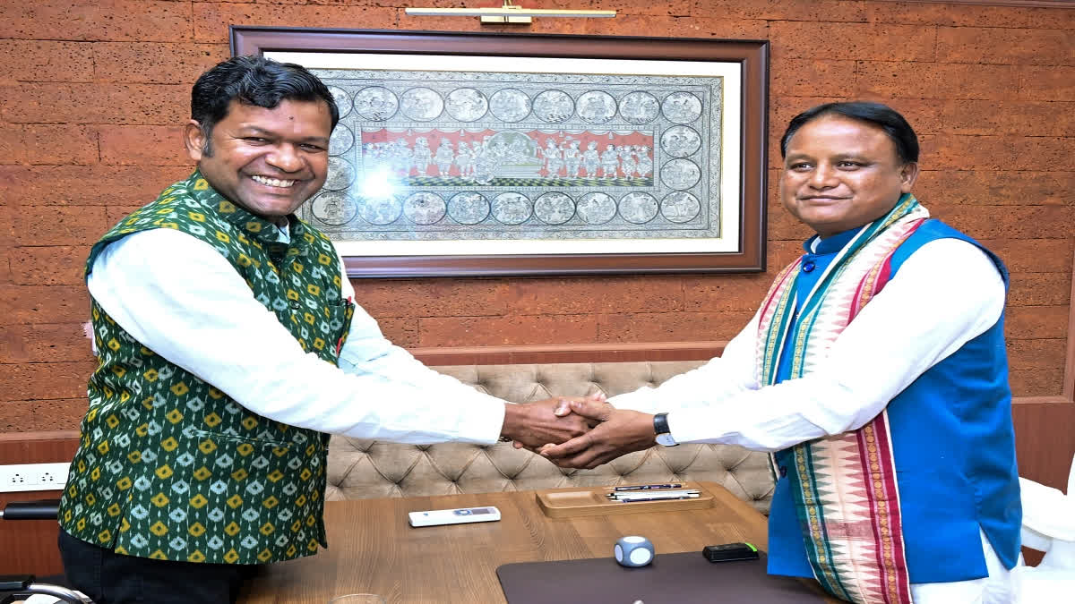 President Meets Sand Artist Sudarsan Pattnaik, Congratulates Him On Winning International Award