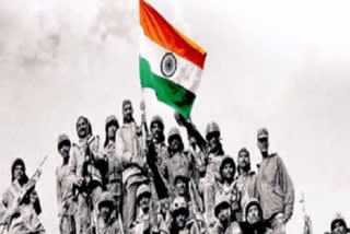 Indian Army soldiers unfurl the tricolor after recapturing the Tiger Hill after victory over Pakistani Army in Kargil War of 1999