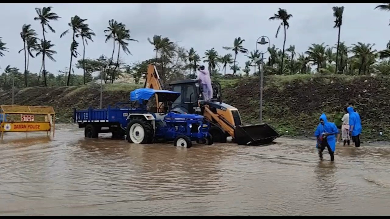 દમણના દરિયાનું પાણી નમો પથ પર ફરી વળ્યું