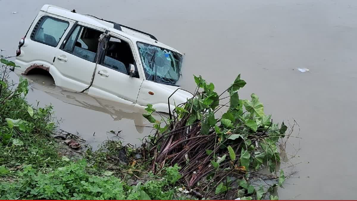 five-died-in-road-accident-in-saran-scorpio-fell-in15-feet-deep-canal