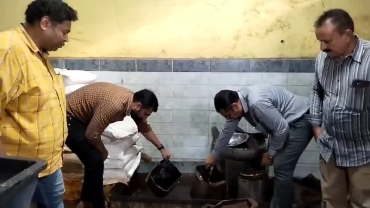 Rajkot News: રાજકોટમાં ફૂડ વિભાગના દાબેલા ચણા બનાવતા ગોડાઉનમાં દરોડો