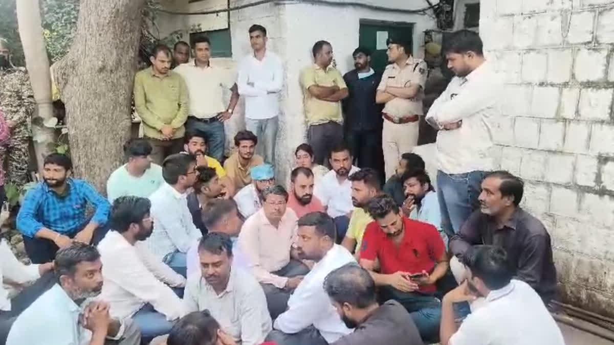 demand to give martyr status to deceased constable, family denied to pick dead body