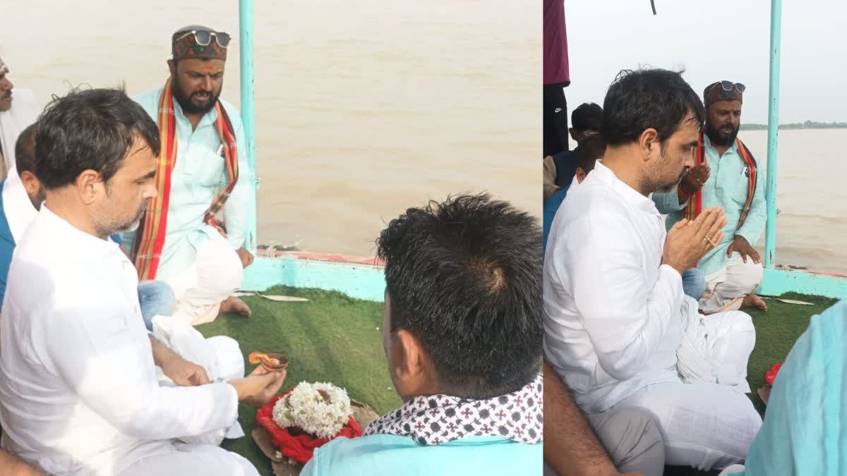 पिता के निधन के बाद अस्थियां विसर्जित करने अस्सी घाट पहुंचे अभिनेता पंकज त्रिपाठ. उनके परिवार के लोग भी साथ थे. पिता के निधन के बाद अस्थियां विसर्जित करने अस्सी घाट पहुंचे अभिनेता पंकज त्रिपाठ. उनके परिवार के लोग भी साथ थे.