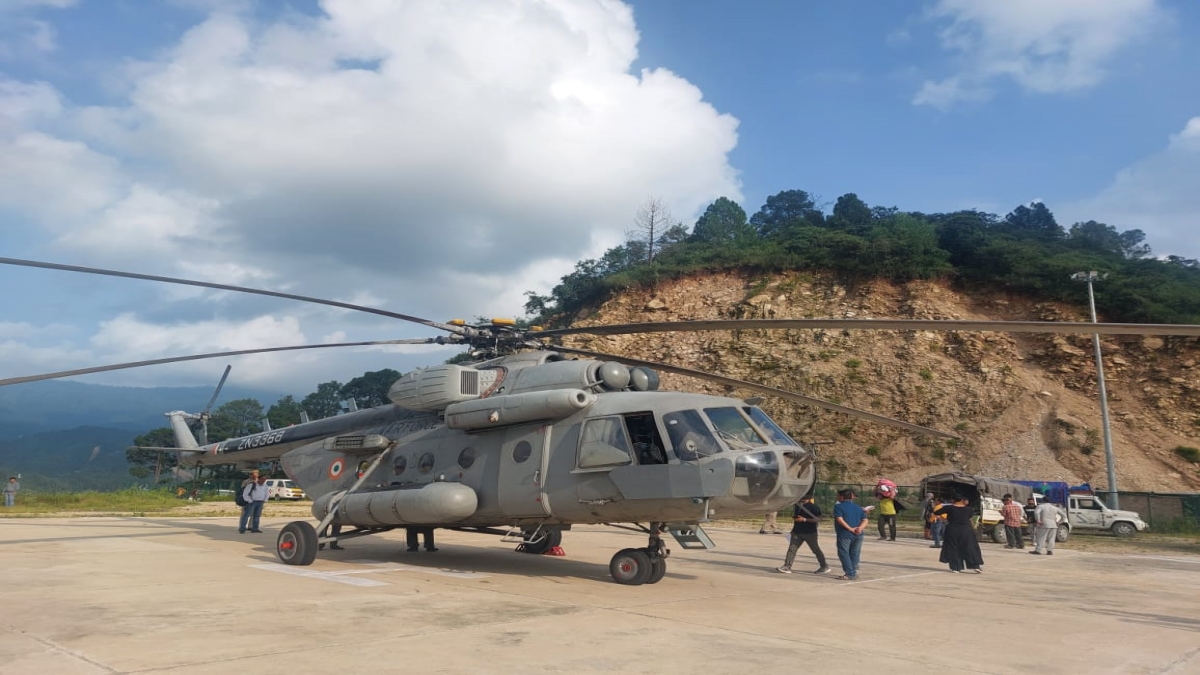 Air Force helicopter supplying ration In Mandi