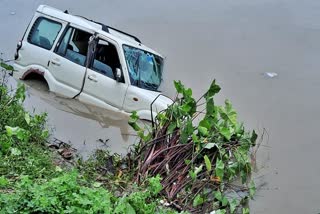 Road Accident In Saran  Five Died In Road Accident In Saran  Road Accident In Saran  Five people died after Scorpio fell in canal  15 ಅಡಿ ಆಳದ ಕಾಲುವೆಗೆ ಉರುಳಿ ಬಿದ್ದ ಸ್ಕಾರ್ಪಿಯೋ  ಐವರು ನೀರುಪಾಲು  ಕಾಲುವೆಗೆ ಉರುಳಿ ಬಿದ್ದು ಐವರು ಸಾವನ್ನಪ್ಪಿರುವ ಘಟನೆ  ರಸ್ತೆ ಅಪಘಾತದಲ್ಲಿ ಐವರ ಸಾವು  ಟ್ರ್ಯಾಕ್ಟರ್​ ನದಿಗೆ ಬಿದ್ದು 9 ಮಂದಿ ದಾರುಣ ಸಾವು