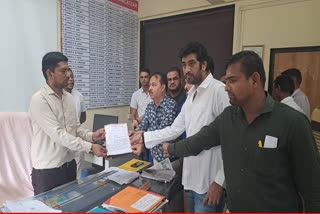 government-grain-shop-owners-filed-a-complaint-regarding-pending-issues-at-kamrej-mamlatdar-office