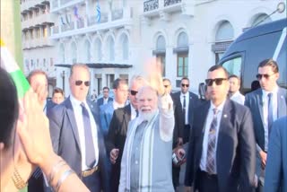 Indian community presents Greek headdress to PM Modi in Athens
