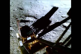 Pragyan Rover ramped down  How Chandrayaan 3 Pragyan Rover ramped  Vikram Lander to Lunar surface  ಚಂದ್ರನನ್ನು ಸ್ಪರ್ಶಿಸಿದ ಭಾರತ  ಅಮೂಲ್ಯವಾದ ದೃಶ್ಯ ಹಂಚಿಕೊಂಡ ಇಸ್ರೋ  ಭಾರತೀಯ ಬಾಹ್ಯಾಕಾಶ ಸಂಶೋಧನಾ ಸಂಸ್ಥೆ  ಚಂದ್ರ ಮೇಲೆ ರೋವರ್ ಲ್ಯಾಂಡಿಂಗ್  ರೋವರ್ ಲ್ಯಾಂಡಿಂಗ್ ಮಾಡುತ್ತಿರುವ ದೃಶ್ಯ  ಭಾರತ ಬಾಹ್ಯಾಕಾಶ ಕ್ಷೇತ್ರದಲ್ಲಿ ಹೊಸ ಇತಿಹಾಸ  ಚಂದ್ರಯಾನ 3 ಲ್ಯಾಂಡರ್  ಗುರುವಾರ ಮತ್ತೊಂದು ವಿಡಿಯೋ ಶೇರ್