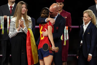 Spanish soccer president refuses to resign despite kissing a player
