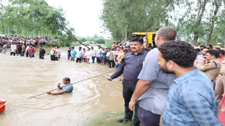 tractor trolley falls into drain in UP