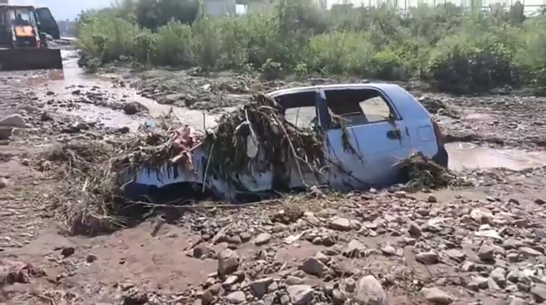 Car drift in Barotiwala Tipra Khad Solan