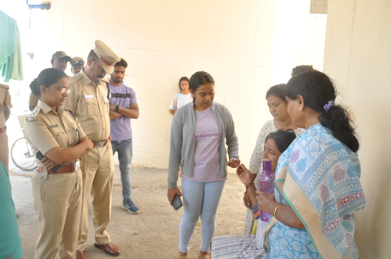 ಪೊಲೀಸ್ ಹೆಡ್ ಕಾನ್​ಸ್ಟೇಬಲ್​ ಮೋಹನ್ ಸಂಬಂಧಿಕರು