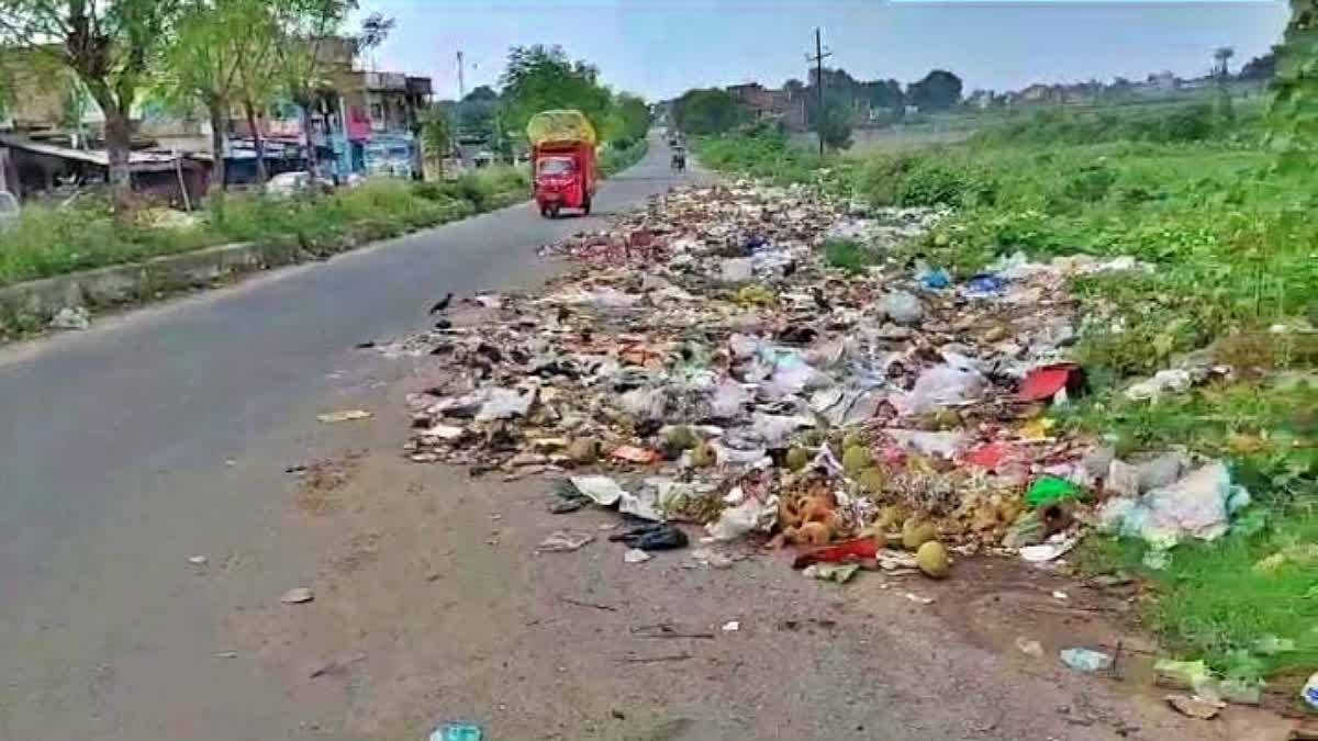 people-facing-problems-garbage-outside-bus-stand-bagodar-giridih