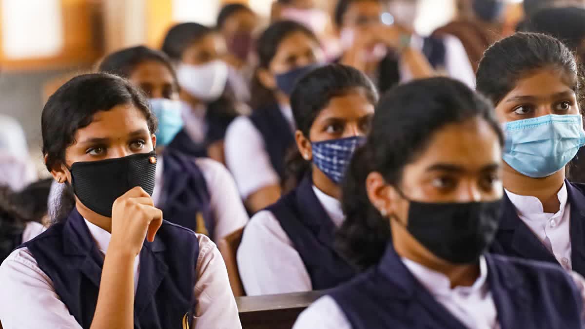 Educational institutions start regular classes in Kozhikode as no new Nipah case since Sep 16  nipha virus  Schools And Colleges closed because of virus  calicut closed upon nipah virus  സ്‌കുളുകളിൽ റഗുലർ ക്ലാസുകൾ ആരംഭിക്കുന്നു  ഓഫ്‌ലൈൻ ക്ലാസുകൾ തുടങ്ങുന്നു  ഓൺലൈൻ ക്ലാസുകൾക്ക്‌ അവസാനമായി  നിപ വൈറസ്‌ മൂലം അടച്ചിട്ടിരുന്ന സ്‌കുളുകൾ തുറന്നു  offline classes starts monday  നിപയുടെ പുതിയ കേസുകൾ ഇല്ല  Educational institutions start regular classes  നിപയുടെ അപകട സാധ്യത കുറഞ്ഞു  മാസ്‌ക്കും ഹാൻഡ് സാനിറ്റൈസറും ഉപയോഗിക്കണം  containment zone  Nipah case