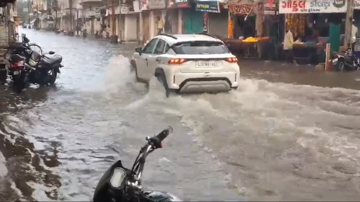 Rajkot Rain: ઉપલેટા અને ધોરાજીમાં મેઘરાજા મન મૂકીને વરસ્યા, ખેડૂતોમાં કહી ખુશી કહી ગમ જેવી સ્થિતિ