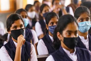 Educational institutions start regular classes in Kozhikode as no new Nipah case since Sep 16  nipha virus  Schools And Colleges closed because of virus  calicut closed upon nipah virus  സ്‌കുളുകളിൽ റഗുലർ ക്ലാസുകൾ ആരംഭിക്കുന്നു  ഓഫ്‌ലൈൻ ക്ലാസുകൾ തുടങ്ങുന്നു  ഓൺലൈൻ ക്ലാസുകൾക്ക്‌ അവസാനമായി  നിപ വൈറസ്‌ മൂലം അടച്ചിട്ടിരുന്ന സ്‌കുളുകൾ തുറന്നു  offline classes starts monday  നിപയുടെ പുതിയ കേസുകൾ ഇല്ല  Educational institutions start regular classes  നിപയുടെ അപകട സാധ്യത കുറഞ്ഞു  മാസ്‌ക്കും ഹാൻഡ് സാനിറ്റൈസറും ഉപയോഗിക്കണം  containment zone  Nipah case