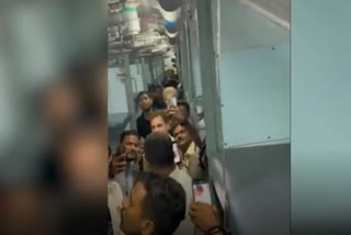 rahul gandhi  rahul gandhi travels train in chhattisgarh  intercity train  Bhupesh baghel  rahul gandhi travels train  രാഹുല്‍ ഗാന്ധി  ട്രെയിനില്‍ സഞ്ചരിച്ച് രാഹുല്‍ ഗാന്ധി  ഭൂപേഷ് ഭാഗേല്‍  ഇന്‍റര്‍സിറ്റി ട്രെയിന്‍  ആവാസ് ന്യായ സമ്മേളനം