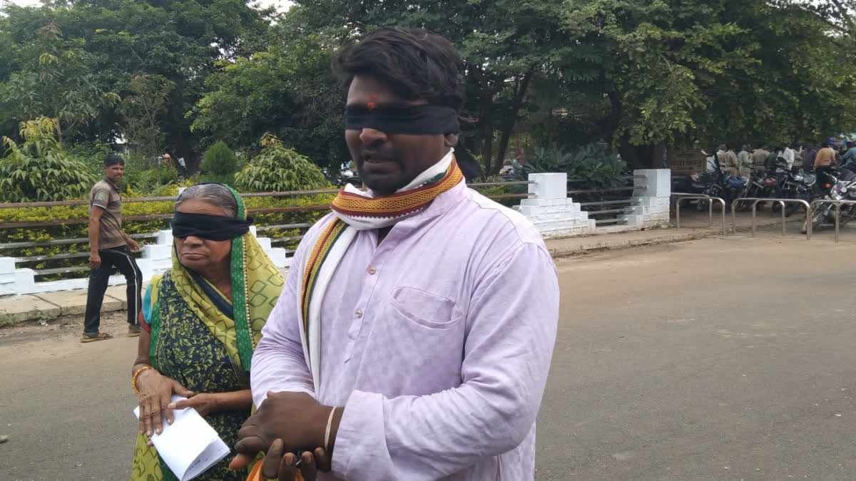 WOMAN REACH BLINDFOLDED JANSUNWAI