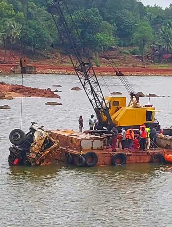 SHIRUR LANDSLIDE KARNATAKA  DEADBODY IN ARJUN LORRY CABIN  ARJUN RESCUE OPERATION  അർജുന്റെ ലോറി കണ്ടെത്തി