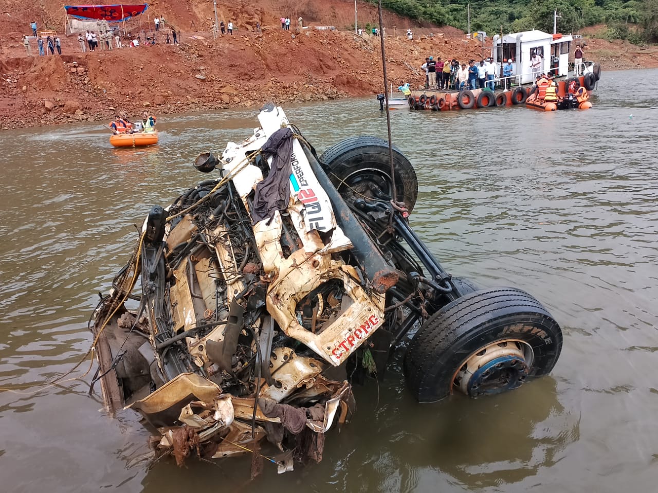 SHIRUR LANDSLIDE KARNATAKA  DEADBODY IN ARJUN LORRY CABIN  ARJUN RESCUE OPERATION  അർജുന്റെ ലോറി കണ്ടെത്തി