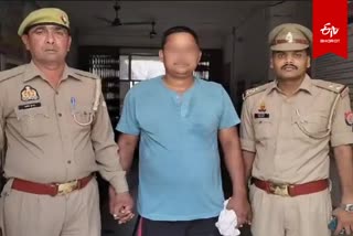 पुलिस की गिरफ्त में ठगी करने का आरोपी.