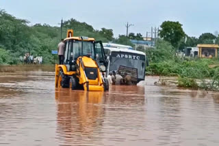 kanigiri_rtc_bus_stuck_in_stream_at_battuvaripalli