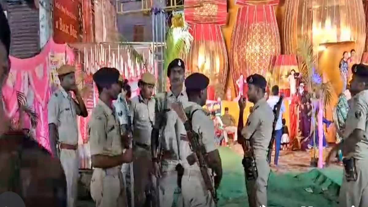 बक्सर में दुर्गा पूजा पंडाल के बाहर युवकों के दो गुटों के बीच गोलीबारी