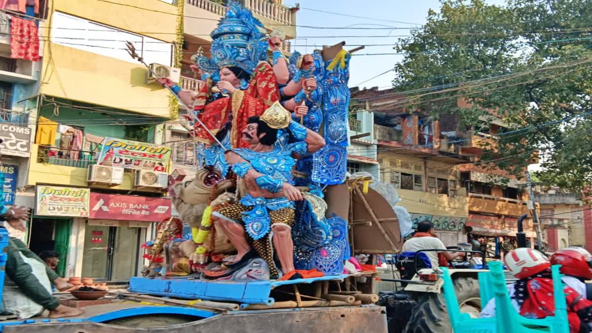 पटना में मां दुर्गा की प्रतिमा का विसर्जन