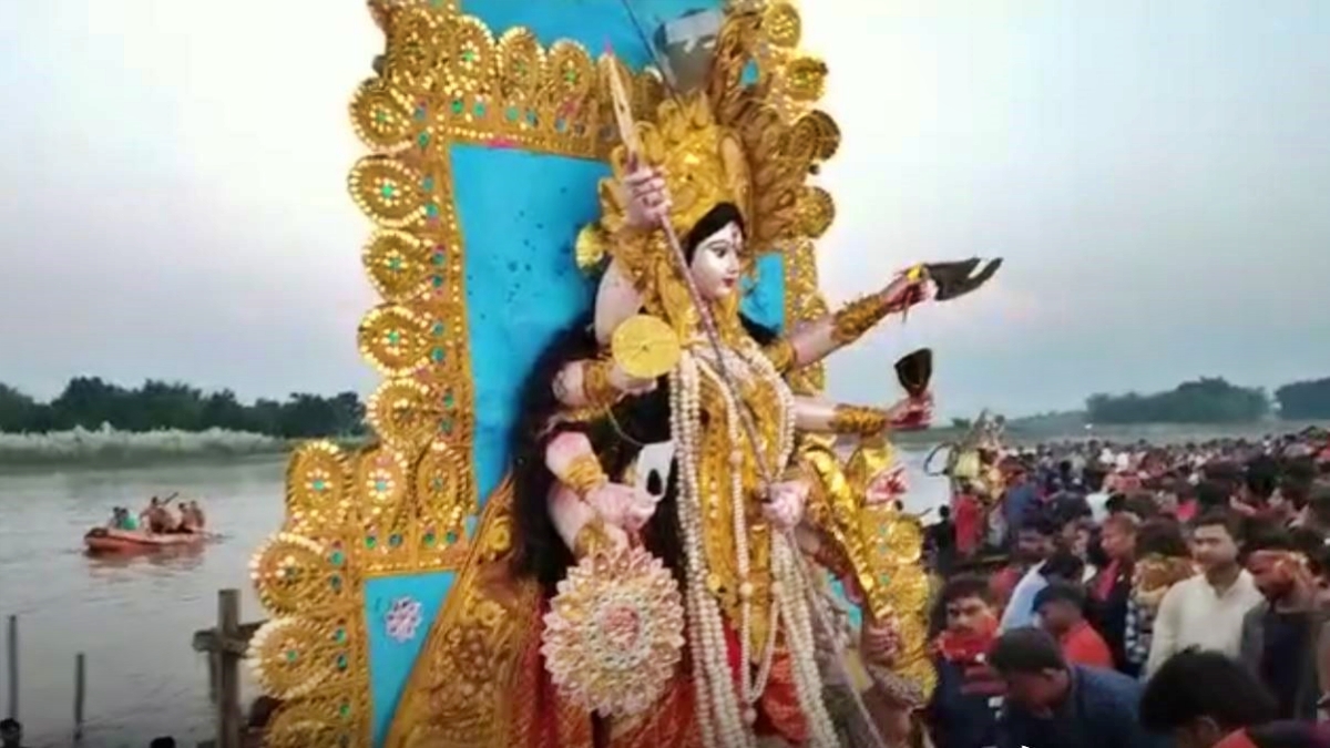मां दुर्गा की प्रतिमा के विसर्जन कार्यकम में भक्तों की भीड़