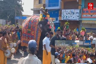 சேலம் கோட்டை மாரியம்மன் கோயில் கும்பாபிஷேகத்தை முன்னிட்டு பக்தர்கள் தீர்த்தக் குடம் எடுத்து வழிபாடு!