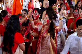 Rani Mukherjee enjoyed Sindur Khela, Dances To Beats Of Dhaak On  Vijaya dashami 2023 watch video