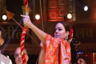 Kangan Ranaut at Lav Kush Ramleela in delhi  Kangana Ranaut struggles with arrow at ravan dahan  Kangana Ranaut ravan dahan videos  Kangana Ranaut latest news  Kangana Ranaut  Lav Kush Ramleela  Lav Kush Ramleela ravan dahan  രാംലീലയിൽ രാവണ ദഹനം നടത്തി കങ്കണ  അമ്പെയ്ത്തിൽ പരാജയപ്പെട്ട താരത്തിന്ട്രോൾ  ദസറയോടനുബന്ധിച്ചുളള ലവ് കുശ് രാംലീലയിൽ കങ്കണ  രാവണ ദഹനം നടത്തുന്ന ആദ്യ വനിതയായി കങ്കണ  അമ്പെയ്ത്തിൽ പരാജയപ്പെട്ട കങ്കണയുടെ വീഡിയോ വൈറൽ  രാവണ പ്രതിമയിൽ അമ്പ് എയ്‌ക്കാനുള്ള കങ്കണയുടെ ശ്രമം