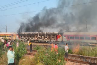 MASSIVE FIRE BREAKS OUT IN FOUR BOGIES OF PATHANKOT EXPRESS ON AGRA JHANSI ROUTE RELIEF WORK UNDERWAY