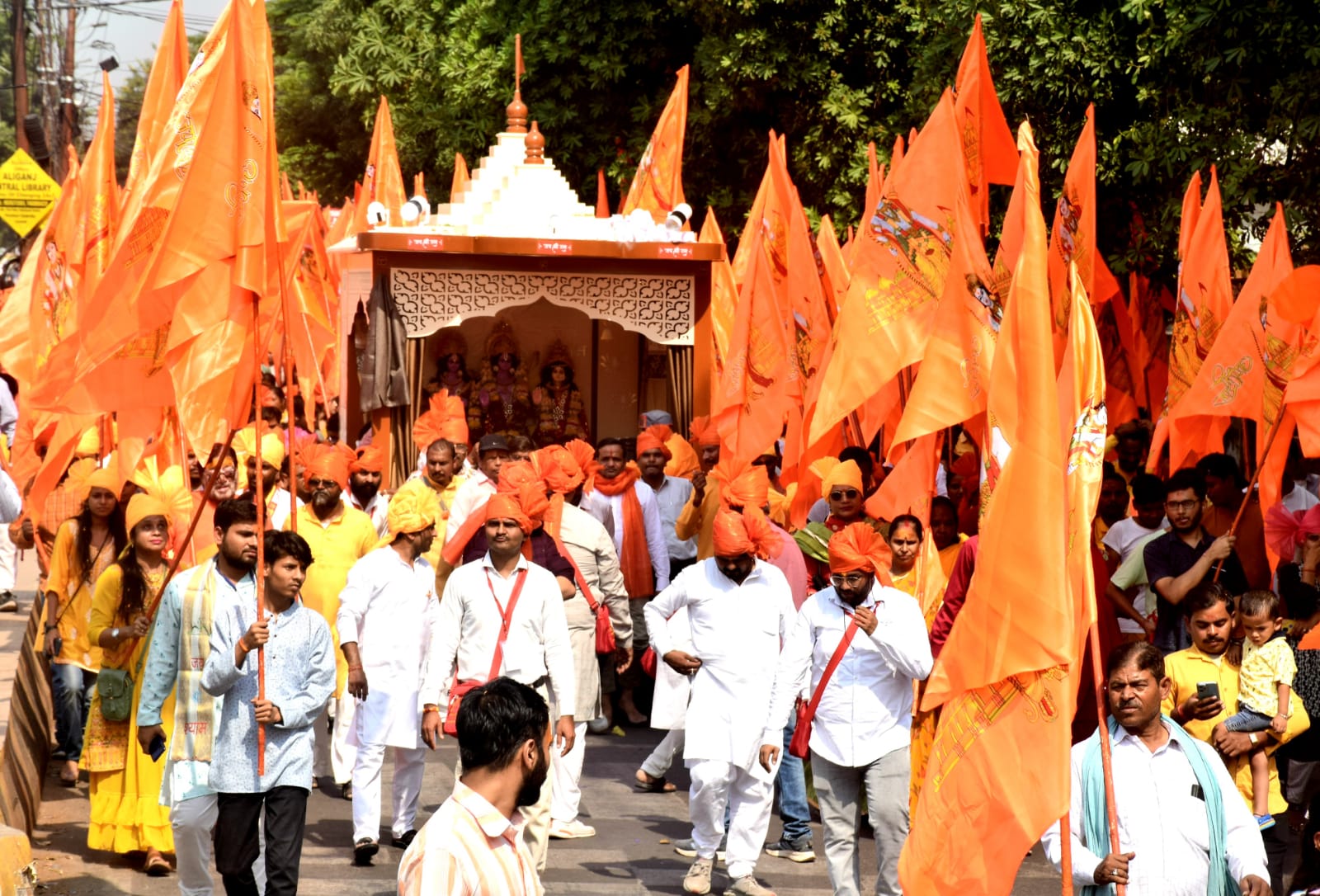 शुभकामना पद यात्रा में शामिल श्रद्धालु.