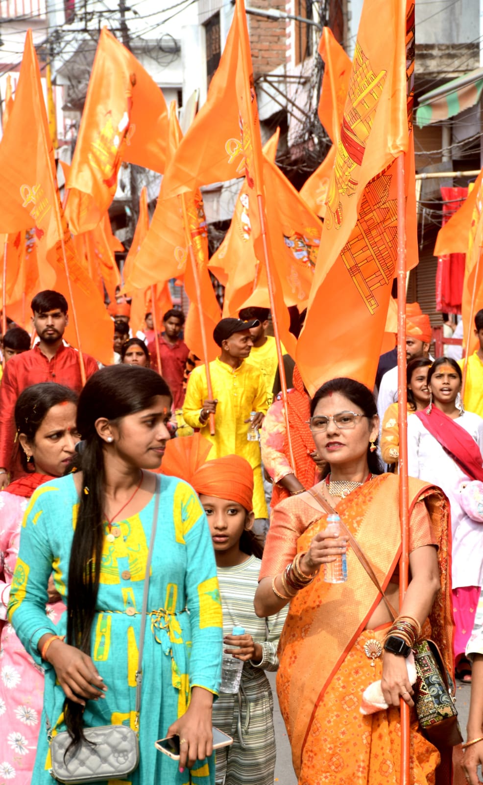 शुभकामना पद यात्रा में शामिल युवतियां.