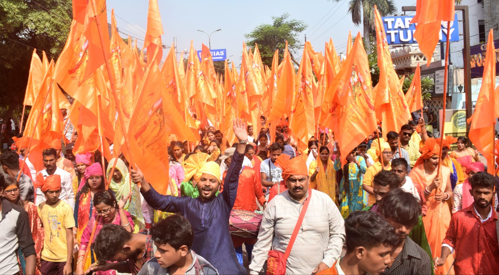 शुभकामना पद यात्रा में जयकारे लगाते श्रद्धालु.