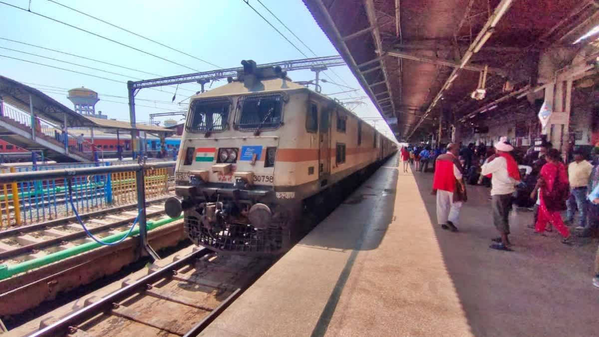 Disclosing details about the running special trains, Union Minister of Railways Ashwini Vaishnaw said, “This year, railways are running 7,000 special trains for Diwali and Chhath festivals, which are much higher in numbers compared to last year’s 4,429 special trains.