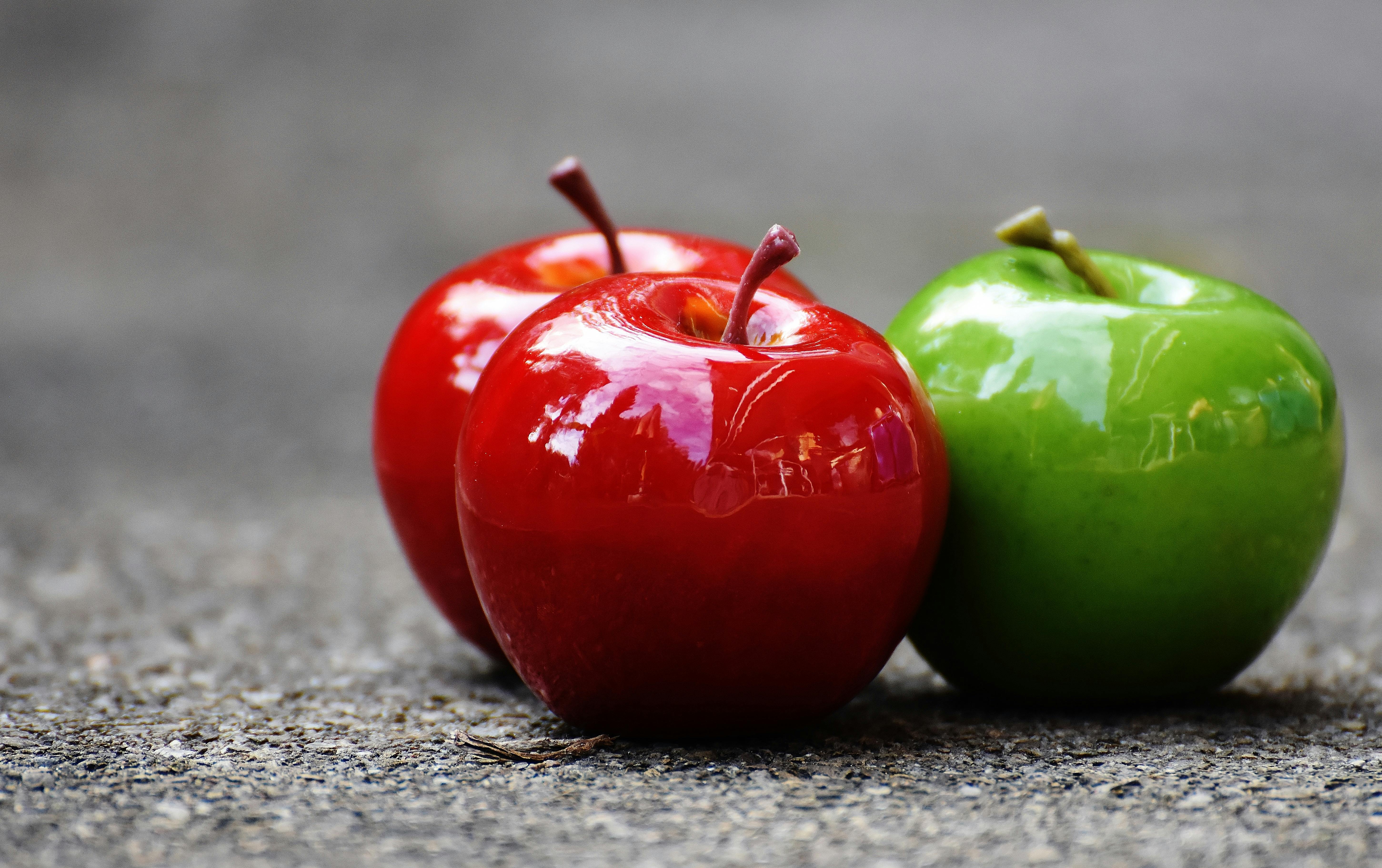 Green VS Red Apple