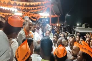 maratha protesters stop rally of bjp candidate Sachin Kalyanshetti in Kasegaon Solapur